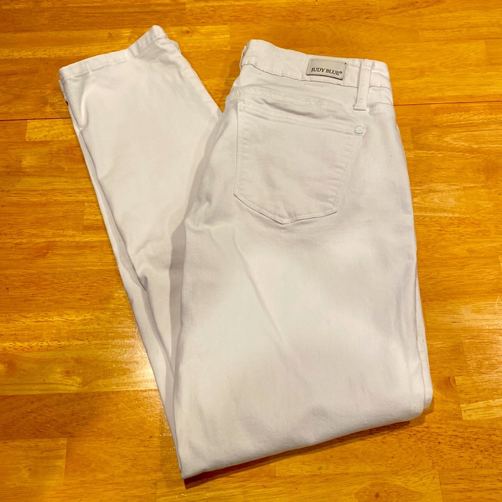 Judy Blue White Boyfriend Jeans. Super stretchy! Size 7/28